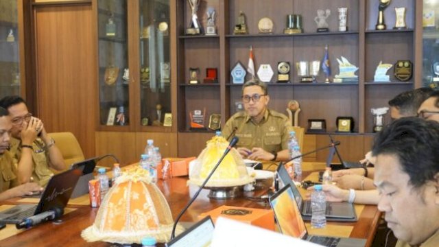 Bupati Jeneponto Paris Yasir saat memimpin rapat penyusunan rencana pembangunan jangka menengah daerah diruang rapat bupati (Dok: Humas Kominfo Jeneponto)