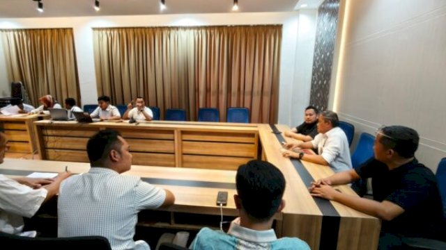 Tim Transisi Perseroda Gowa Maju saat berdiskusi dengan pihak BBWS Pompengan Jeneberang di Makassar, Selasa (22/7/2025). ||handover 