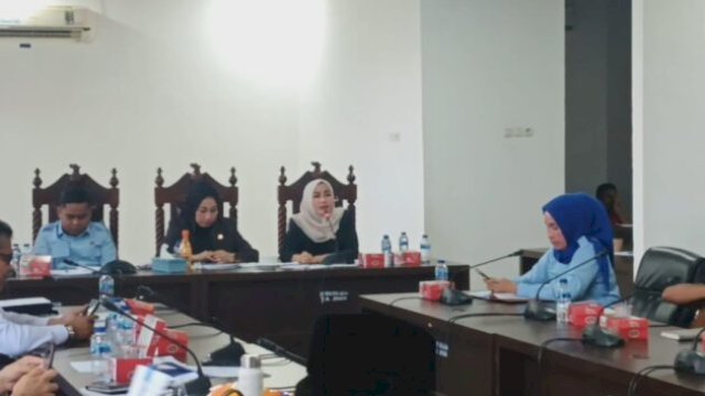 Perwakilan PT Ifishdeco, Rusman Londae, memberikan klarifikasi dalam RDP yang membahas CSR dan lingkungan (Dok. Humas DPRD Sultra)