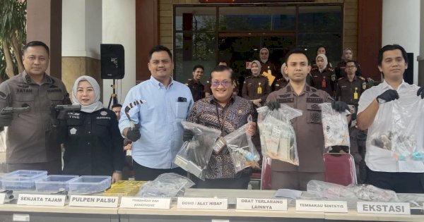 Kejari Jakpus Musnahkan 696 Butir Ekstasi dan Barang Bukti Lainnya
