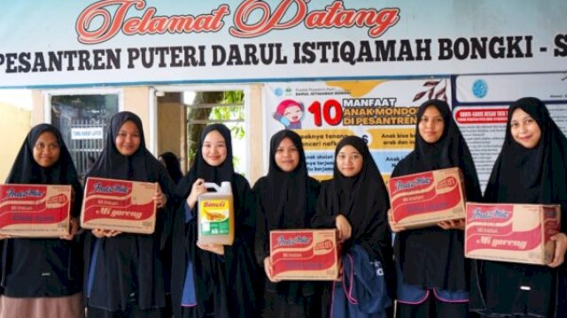 Anak-anak yatim yang menerima bantuan sembako dan uang tunai dari KPU Sinjai ||irman@harian.news 