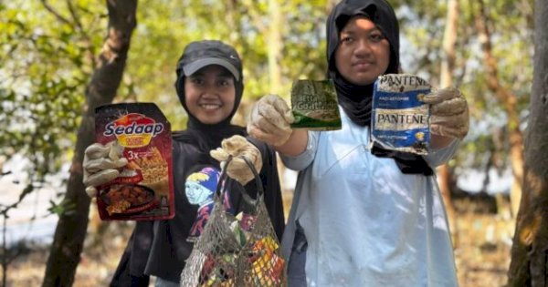 Lindungi Mangrove dari Jeratan Sampah Plastik, Pantai Timur Surabaya Butuh Pagar Laut