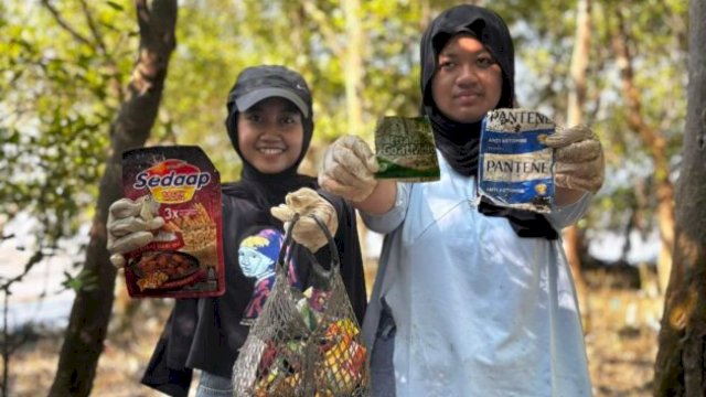 Aktivis Ecoton sedang melakukan audit sampah plastik di sekitar mangrove ||doc_ecoton