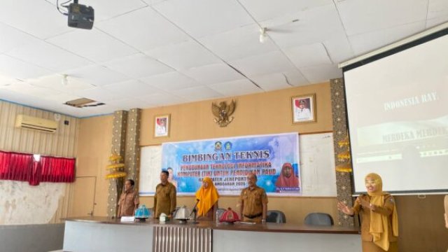 Alamsyah Plt Kadis Disdikbud Jeneponto, Bersama Kabid PAUD dan Dikmas beserta Staf saat membuka Bimtek penggunaan teknologi informasi dan Komputer di Ruang Aula (Dok; Ist)