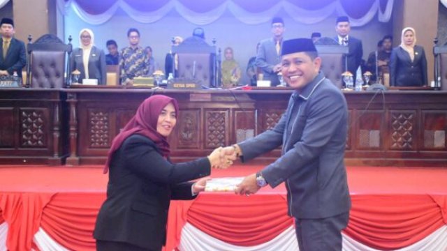Ketua DPRD Sinjai Andi Jusman menyerahkan Draf Ranperda Perubahan APBD 2025 kepada Bupati Sinjai, Hj. Ratnawati Arif ||handover 