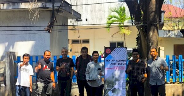 Aksi Sosial IKA Arsitektur Unhas, Bagikan Ratusan Makanan ke Pengendara