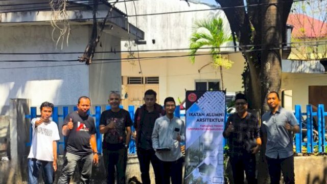 IKA Arsitektur Unhas gelar Jumat Berkah, bagikan ratusan makanan ke warga ||Ist