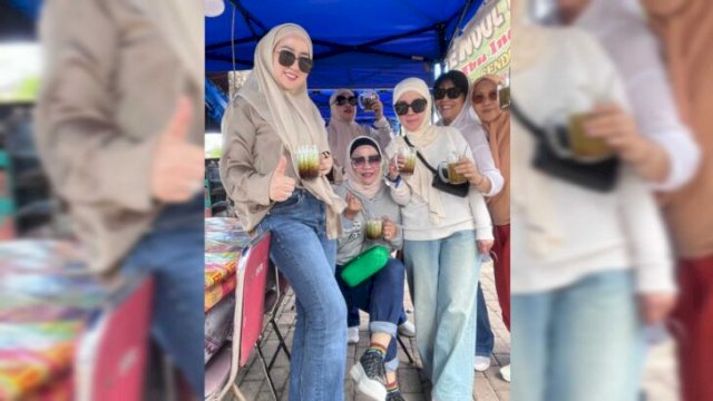 Wisatawan lokal sedang menikmati cendol legendaris berbahan alami di Warung Ina, Malino ||Ist 