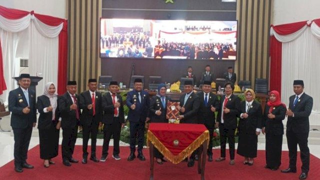 PAD GOWA - Penyampaian rekomendasi DPRD Gowa atas LKPJ Bupati Gowa tahun anggaran 2024 di ruang rapat paripurna DPRD Gowa ||handover 