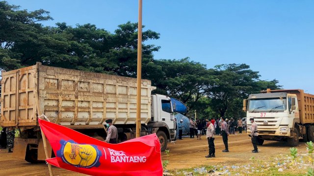 Situasi blokade yang dilakukan Buruh KIBA. (Foto: ist)