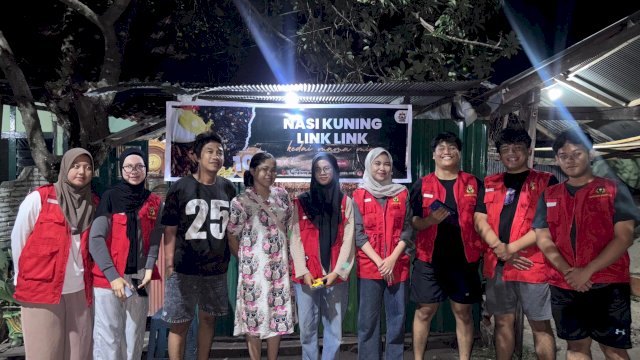 Peserta KKN Unhas dari Fakultas Ekonomi dan Bisnis berfoto bersama pelaku UMKM Parepare. Foto: dok