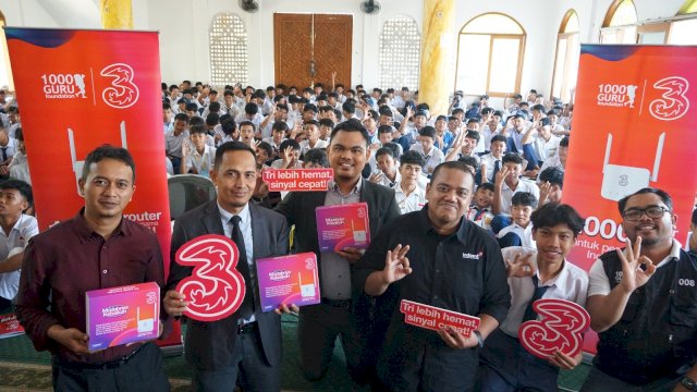 Tri Indonesia, melalui brand Indosat Ooredoo Hutchison (IOH), bekerja sama dengan 1.000 Guru Foundation menyalurkan 1.000 unit router internet ke lebih dari 400 sekolah di wilayah terpencil di Indonesia. (Foto: ist)