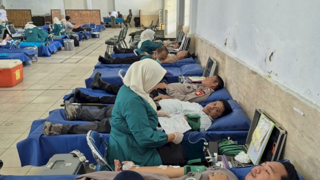 Donor darah kerjasama PMI Makassar di Markas Kodim 1408/Makassar, Rabu (6/8). 