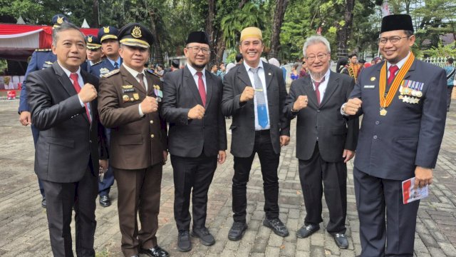 Anggota DPR RI Fraksi PKB, Syamsu Rizal MI (songkok recca), usai mengikuti upacara di Pemprov Sulsel, Minggu (17/8). 