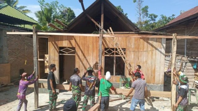 Warga Pekalobean bersama Satgas TMMD Ke-125 Kodim 1419 Enrekang mengangkut material bangunan dengan semangat gotong royong ||doc_pendim1419 