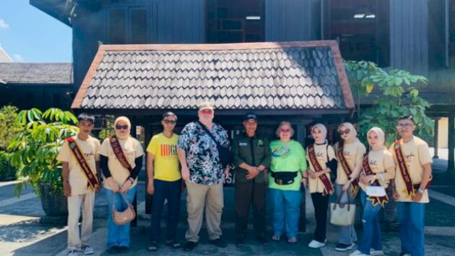 Duta Wisata Sanrobone di depan Museum Balla Lompoa ||handover 