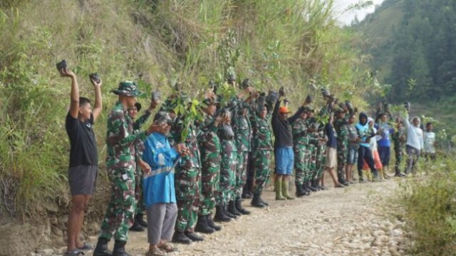 Masyarakat Enrekang dan TNI bersama-sama menanam pohon untuk kelestarian alam dan pencegahan bencana alam ||doc_pendim1419 