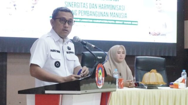 Bupati Jeneponto H. Paris Yasir saat memberikan sambutan di ruang aula kalabbirang (Dok : Humas Kominfo Jeneponto)