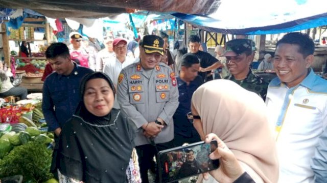 Forkopimda Sinjai memantau harga sembako di pasar untuk mencegah penimbunan dan stabilitas harga ||irman@harian.news 