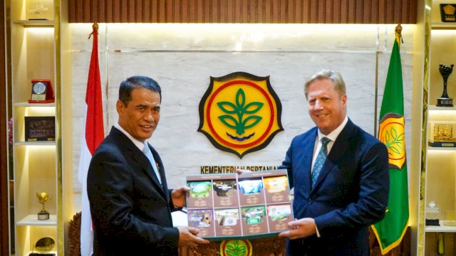 Mentan Amran Sulaiman bersama Menteri Pertanian, Perdagangan, Investasi, dan Kehutanan Selandia Baru, Todd McClay. 