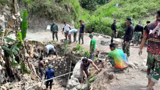 Warga Desa Salu Dewata dan Pekalobean bersama Satgas TMMD menyelesaikan bagian akhir pengerasan jalan ||doc_pendim1419 