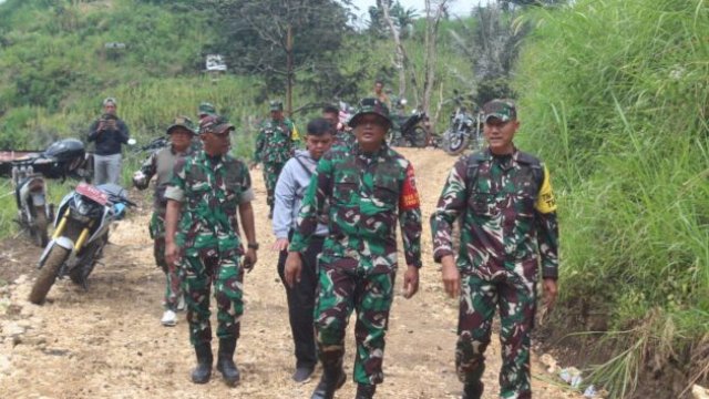 Tim Wasev meninjau lokasi sumur bor yang telah selesai dibangun untuk memenuhi kebutuhan air bersih masyarakat ||doc_pendim1419 