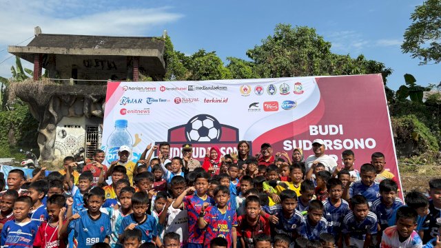 Foto bersama dengan Budi Sudarsono. Dok. Tim