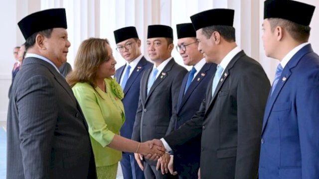 Presiden Peru, Dina Boluarte saat berjabat tangan dengan Mentan Amran Sulaiman dalam 
Perayaan 50 tahun hubungan Indonesia-Peru ||Ist 