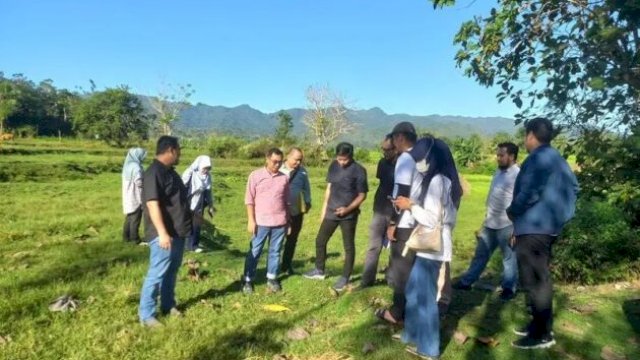 Tim Kemendikbud di Lokasi PembangunanDeskripsi: Tim Kemendikbud melakukan peninjauan di lokasi pembangunan Sekolah Unggulan KKSS di Desa Mappesangka, Bone ||Ist 