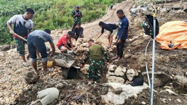 TNI dan warga bergotong royong saat pemasangan gorong-gorong di Desa Pekalobean, Kecamatan Anggeraja ||doc_pendim1419 