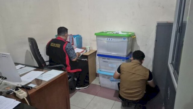 Tim Kejaksaan Negeri Sinjai melakukan penggeledahan di kantor Balai Prasarana Permukiman Wilayah Sulawesi Selatan. (doc_KejariSinjai)