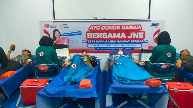 JNE Makassar Tebar Semangat Merah Putih Lewat Donor Darah di HUT RI ke-80