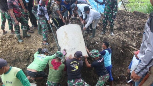 Proses pemasangan gorong-gorong oleh TNI dan warga setempat di Desa Pekalobean ||doc_pendim1419 