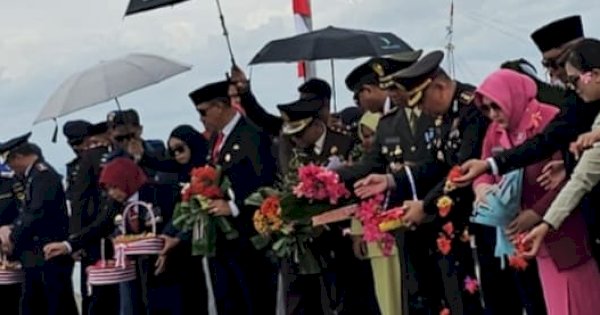 Kapolres Sinjai Tabur Bunga di Pelabuhan Larea-rea dalam Rangka HUT ke-80 RI