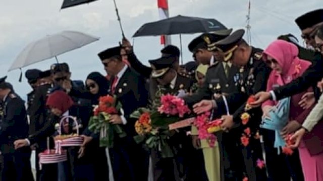 Tabur bunga di laut sebagai simbol penghormatan dan doa bagi arwah para pahlawan Indonesia ||irman@harian.news 