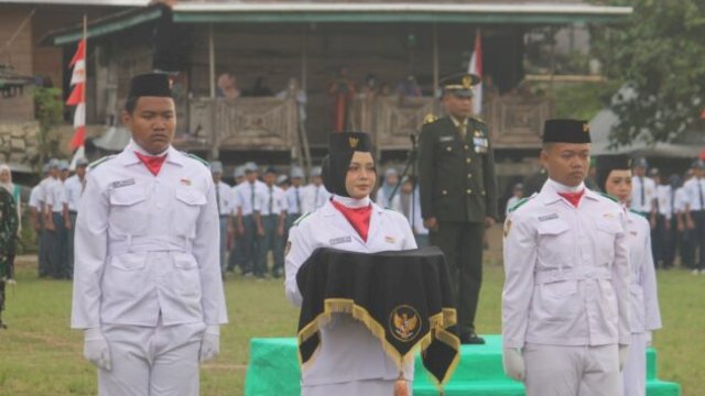 Lettu Inf Septianus Welem memimpin upacara HUT Kemerdekaan RI di pedalaman Enrekang ||doc_pendim1419 