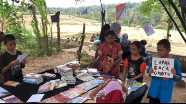 Suasana TALKs di Bontonyeleng, anak-anak dan masyarakat desa berpartisipasi dalam diskusi dan workshop ||doc_rumahbuku 