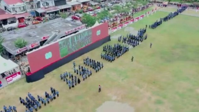 videotron besar yang terpasang di lokasi acara HUT RI Sinjai 2025 || irman@harian.news 