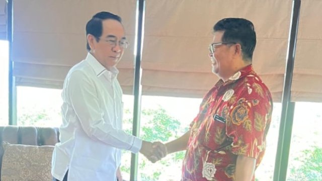 Rektor Unhas Prof JJ menerima dr. Marhaen Hardjo di ruangan Rektor Unhas, Senin (25/8) pagi. Ist