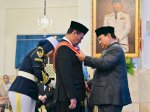 Mentan Amran Terima Bintang Mahaputra Adipurna dari Presiden Prabowo