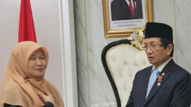 Dekan FKIK UIN Alauddin (kiri) dan Menteri Agama. Dok. Ist
