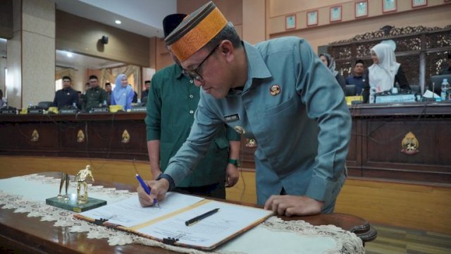 Penandatanganan berita acara antara Bupati Paris Yasir dan Wakil Ketua DPRD M. Basir dalam proses penyusunan APBD perubahan ||Ist 