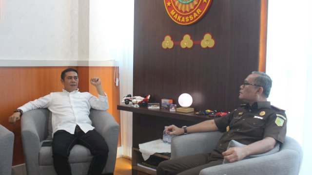 Ketua PMI Makassar, Syamsu Rizal MI mengapresiasi Kajari Makassar (kanan). Dok. Ist