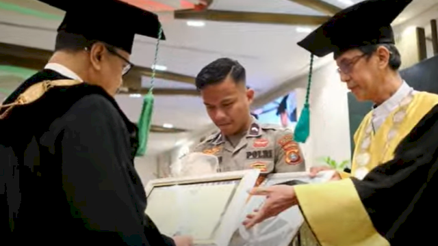 Penyerahan ijazah, dana duka serta pengembalian biaya wisuda kepada keluarga almarhumah Hussnul Khatimah. (Foto: Gita/ HN)