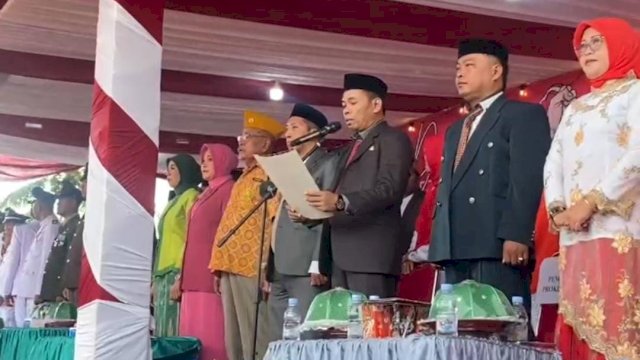 Kepala Desa Cenrana Baru, Andi Sainal dalam upacara Kemerdekaan Ri di Cenrana, Maros. Foto: dok