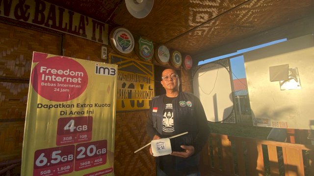 Kepala Desa Bulu Cindea, Made Ali saat memperlihatkan salah satu HiFi Air yang biasa digunakan untuk pelatihan UMKM. (Foto: Gita/HN)