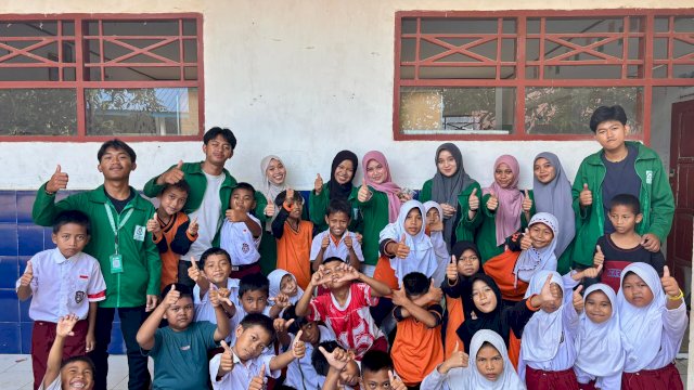 Foto bersama Mahasiswa KKN Angakatn 77 UINAM bersama siswa-siswi SDN 157 Pajenekang. Foto: dok 