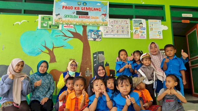 Tim program Pelayanan Kesehatan Bergerak (PKB) saat mengunjungi pulau Laiya. (Foto: Gita/HN)