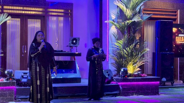 Kepala Cabang Utama JNE Makassar, Suci Indah Permatasari (kiri) memberikan sambutan. 