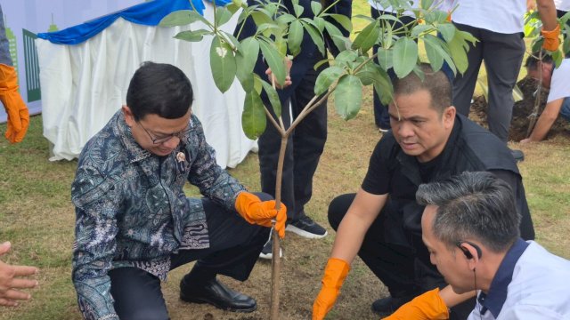 Kepala BPOM RI, Prof. Taruna Ikrar melakukan penanaman pohon, Rabu (17/9). 